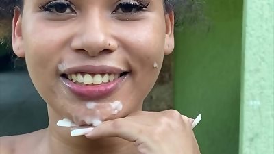 I went to the farm with the boy, I suckled and he filled my face with cum. Giovana Bombom and Oscar Luz