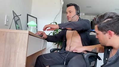 Mi jefe me pre&ntilde;a el caboose en el trabajo en horario de oficina luego de pedirle un aumento