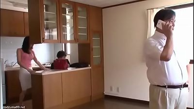 Vá»£ ngoáº¡i t&igrave;nh khi chá»“ng Ä‘ang xem nh&agrave;