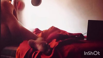 Mi compa&ntilde;era me invita a que nos acostemos juntos mientras su novio no esta.