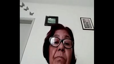 Velha feia na live fumando cigarro e mostrando a buceta velha
