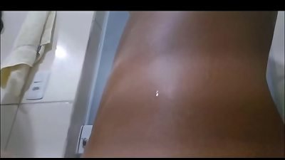 Fui tomar banho junto com meu amigo e acabou em putaria com direito a gozada dentro.