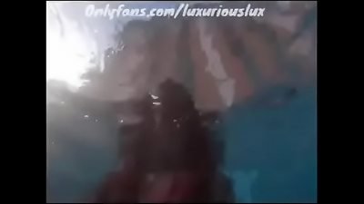 Luxxx handsome arse twerking in the pool