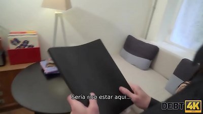 DEBT4k. Lassie de pelo largo hace todo lo que el agente de pr&eacute;stamos quiere de aqu&iacute;