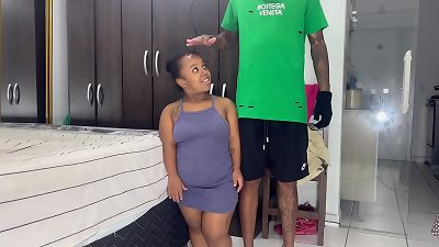 Lancei o Anazinha com a altura de baixinhcm no meu canal ela mamou em p&eacute; e pediu pra eu n&atilde;o colocar o pau todo na bocetinha dela se n&atilde;o ia arrega&ccedil;ar a bocetinha e pediu pra