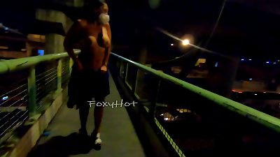 Cruzando el puente y termino desnudandome por completo. (video completo en onlyfans.com/foxyhot)