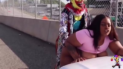Gibby The Clown Fucks Juicy Tee On Atlanta&rsquo;s Most Popular Highway