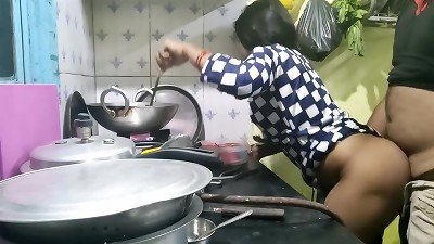 The maid who came from the village did not have any leaves, so the proprietor took advantage of that and porked the maid (Hindi Clear Audio)