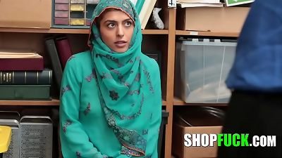 innocent Muslim woman Was Tricked And pulverized By A Corrupt Cop - SHOPFUCK
