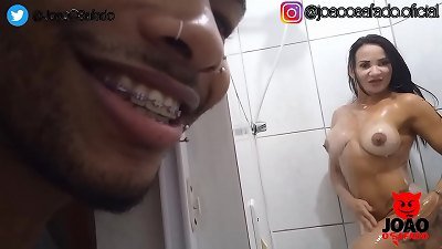 Putaria no banheiro com amiga - Bianca Naldy * JoaoOsafado ( Completo no site https://joaoosafado.vip )