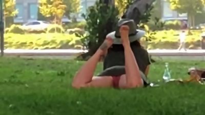 Exhibitionist in the Park spreads gams & hangs soles